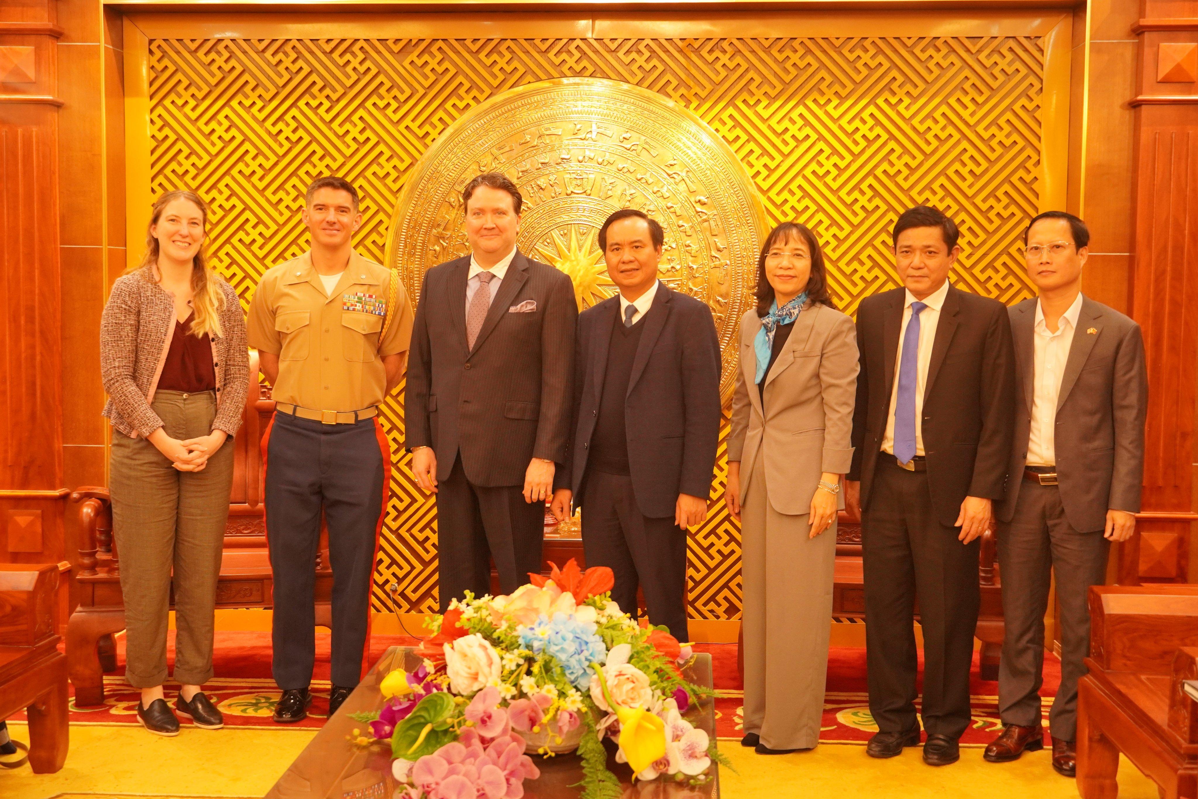 Đại sứ Hiệp chúng quốc Hoa Kỳ Marc E. Knapper thăm và làm việc tại tỉnh Quảng Trị